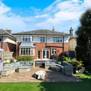 https://spacious-4-bedroom-family-home-with-hot-tub-and-beach-hut.tophotelsbath.com