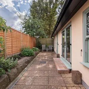 https://pass-the-keys-charming-garden-cottage-with-parking.tophotelsbath.com